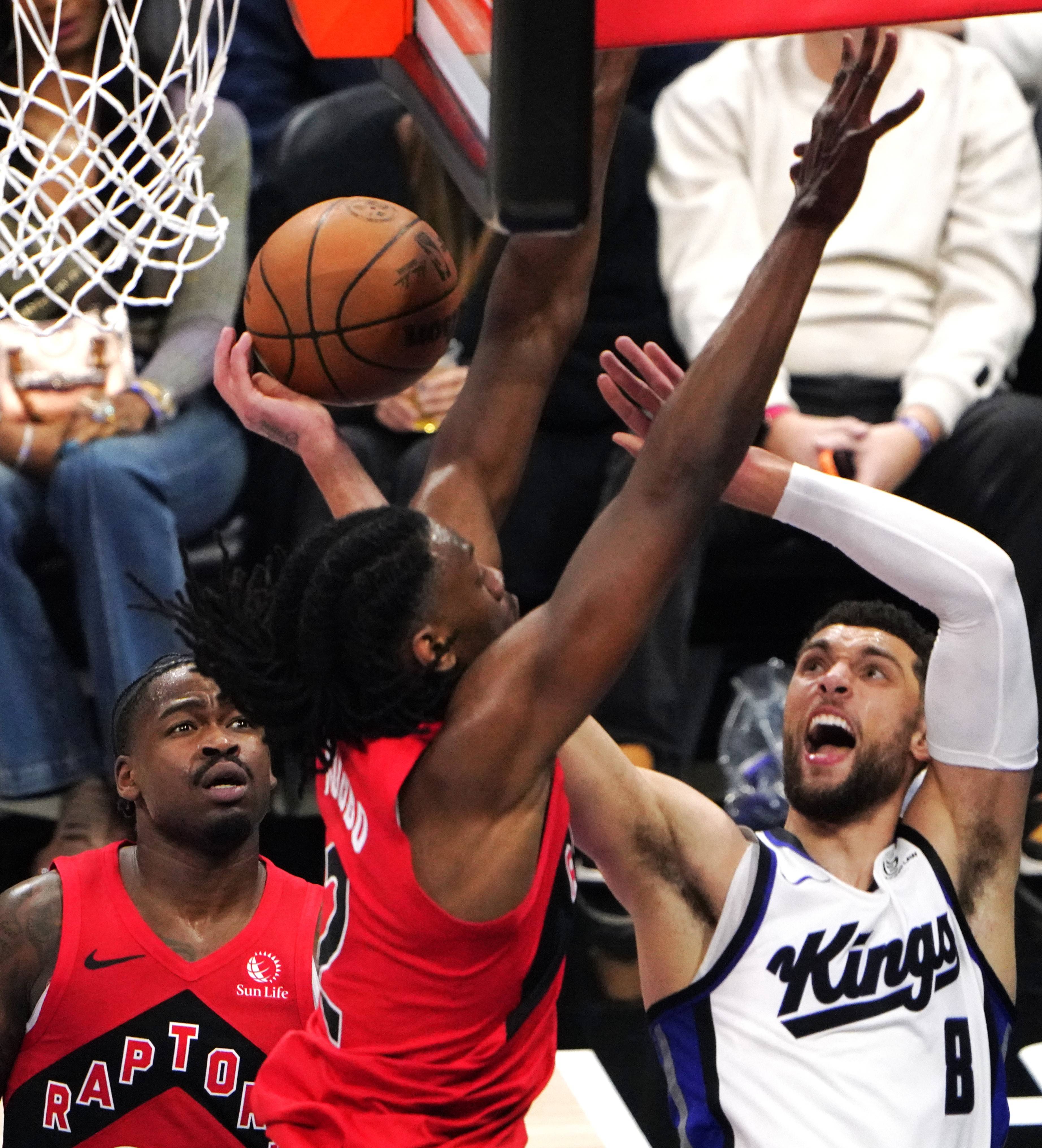 包含尼斯围绕NBA常规赛绝杀压哨哈兰德关键节点逆转，多伦多猛龙调整名单备战欧篮联瞬间刷屏的词条